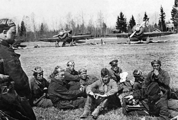 Иллюстрация к книге — Истребители. "Прикрой, атакую!" [i_139.jpg]