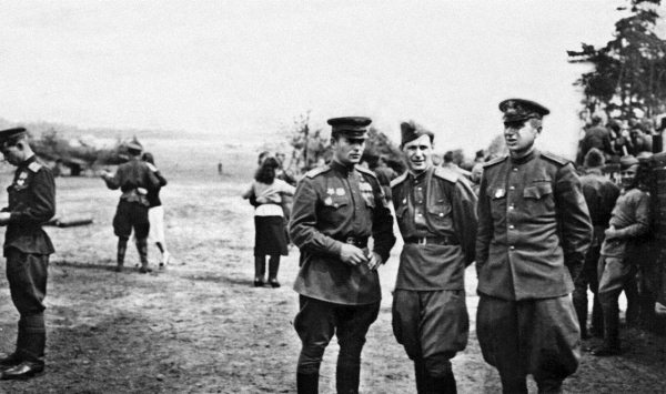 Иллюстрация к книге — Истребители. "Прикрой, атакую!" [i_141.jpg]