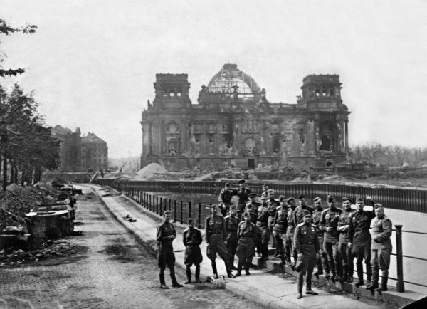 Иллюстрация к книге — Истребители. "Прикрой, атакую!" [i_142.jpg]