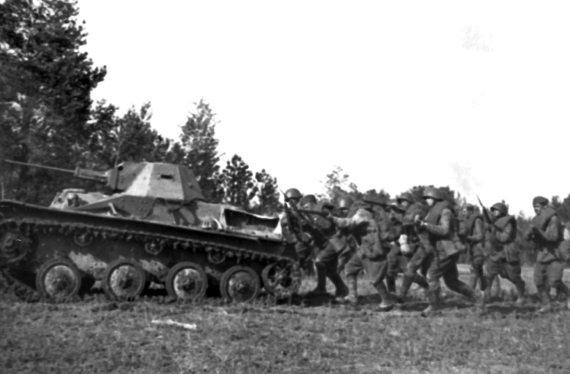 Иллюстрация к книге — Танкисты. &quot;Мы погибали, сгорали...&quot; [i_056.jpg]