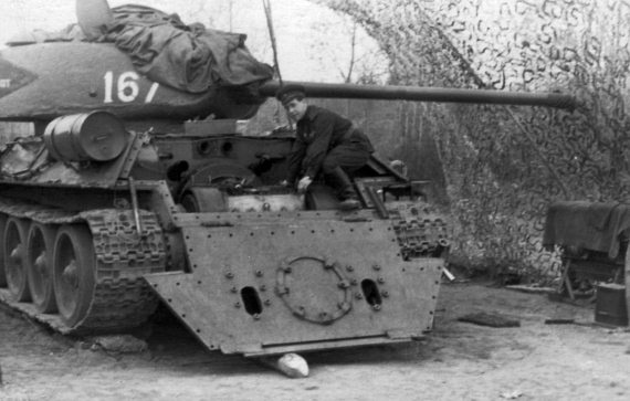 Иллюстрация к книге — Танкисты. "Мы погибали, сгорали..." [i_136.jpg]