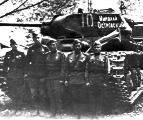 Иллюстрация к книге — Танкисты. "Мы погибали, сгорали..." [i_142.jpg]