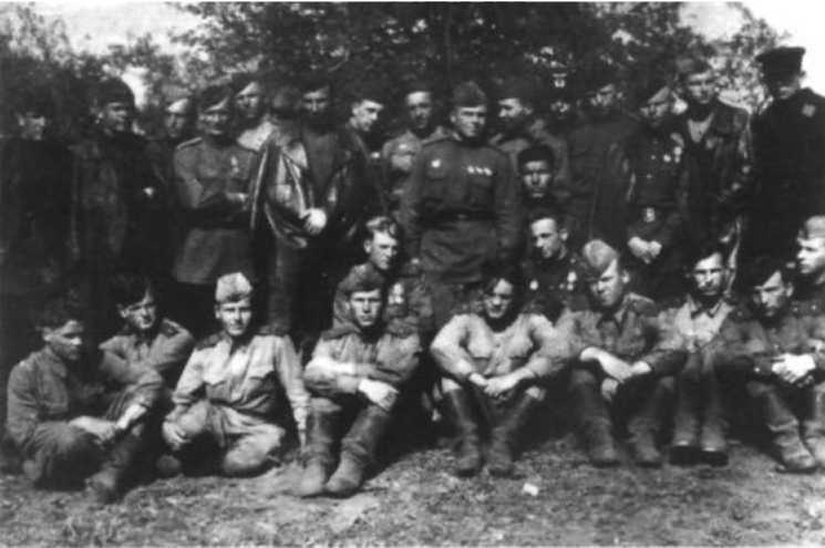 Иллюстрация к книге — Я дрался с асами люфтваффе. На смену павшим. 1943-1945 [image002.jpg]