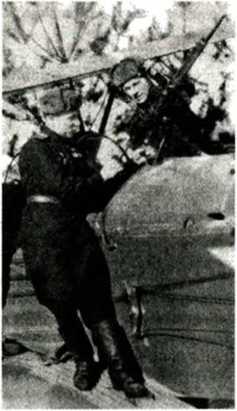 Иллюстрация к книге — Я дрался на По-2. &quot;Ночные ведьмаки&quot; [i_006.jpg]