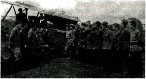 Иллюстрация к книге — Я дрался на По-2. &quot;Ночные ведьмаки&quot; [i_008.jpg]