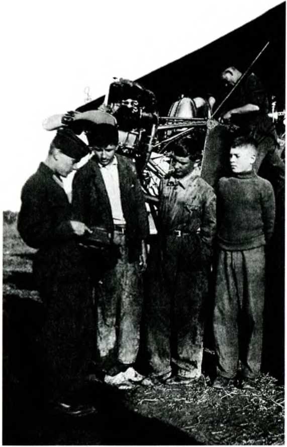 Иллюстрация к книге — Я дрался на По-2. "Ночные ведьмаки" [i_015.jpg]