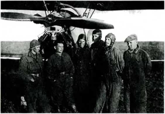 Иллюстрация к книге — Я дрался на По-2. "Ночные ведьмаки" [i_021.jpg]