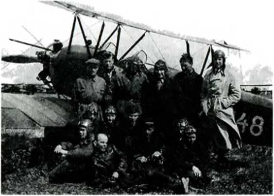 Иллюстрация к книге — Я дрался на По-2. "Ночные ведьмаки" [i_022.jpg]