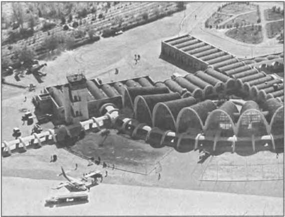 Иллюстрация к книге — Мы атакуем с небес [i_008.jpg]