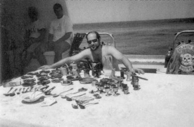 Иллюстрация к книге — Ныряющие в темноту [i_023.jpg]