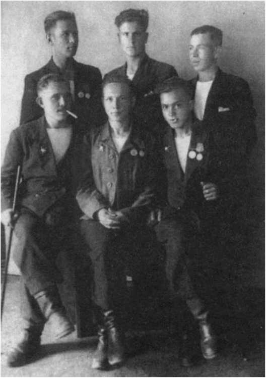 Иллюстрация к книге — Партизаны не сдаются! Жизнь и смерть за линией фронта [i_010.jpg]