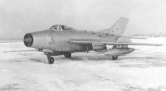 Иллюстрация к книге — Мы - дети войны. Воспоминания военного летчика-испытателя [i_053.jpg]