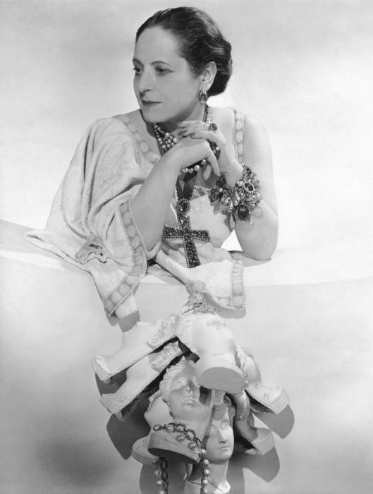 Иллюстрация к книге — Елена Рубинштейн. Женщина, сотворившая красоту [i_003.jpg]