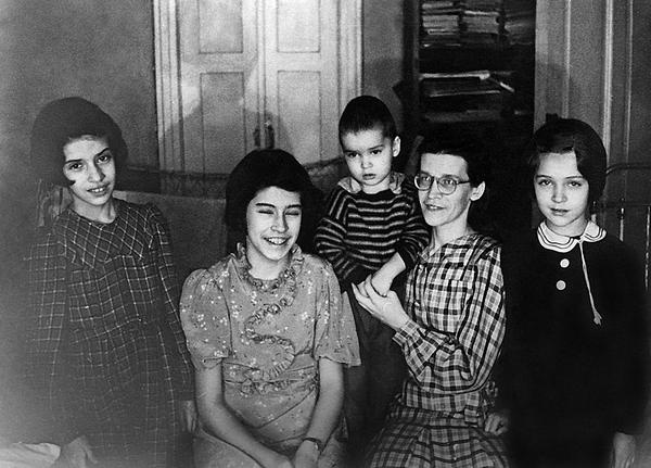 Иллюстрация к книге — Счастливая девочка растет [i_033.jpg]