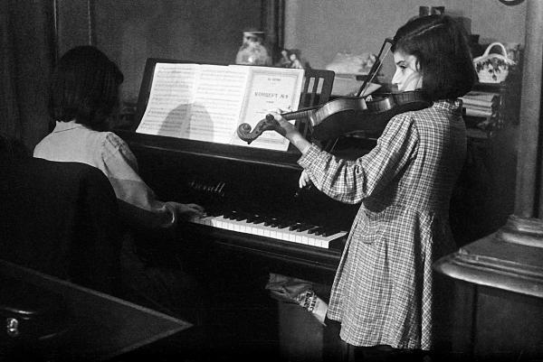 Иллюстрация к книге — Счастливая девочка растет [i_035.jpg]