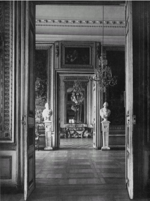 Иллюстрация к книге — Боярские дворы [i_093.jpg]