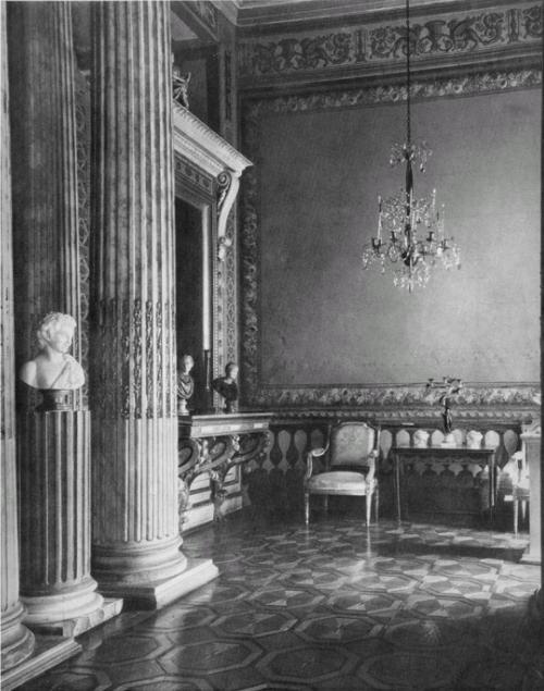 Иллюстрация к книге — Боярские дворы [i_109.jpg]