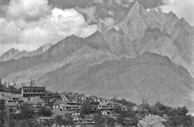 Иллюстрация к книге — Три чашки чая [i_018.jpg]