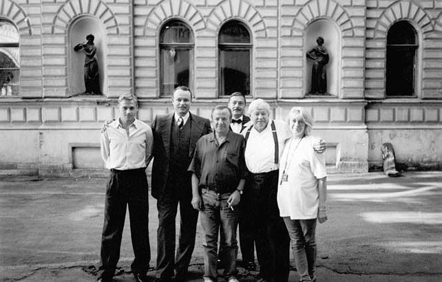 Иллюстрация к книге — Записки кинорежиссера о многих и немного о себе [i_033.jpg]