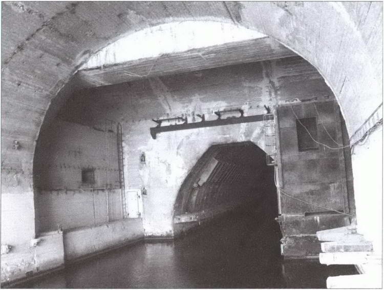 Иллюстрация к книге — "Непотопляемый авианосец" Крым. 1945-2014 [i_025.jpg]