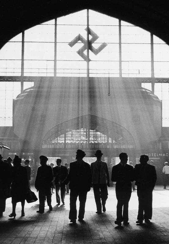 Иллюстрация к книге — Нацисты. Предостережение истории [i_001.jpg]