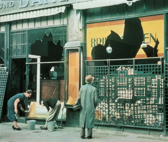 Иллюстрация к книге — Нацисты. Предостережение истории [i_032.jpg]