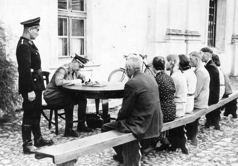 Иллюстрация к книге — Нацисты. Предостережение истории [i_038.jpg]