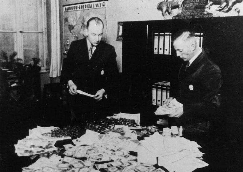 Иллюстрация к книге — Нацисты. Предостережение истории [i_041.jpg]