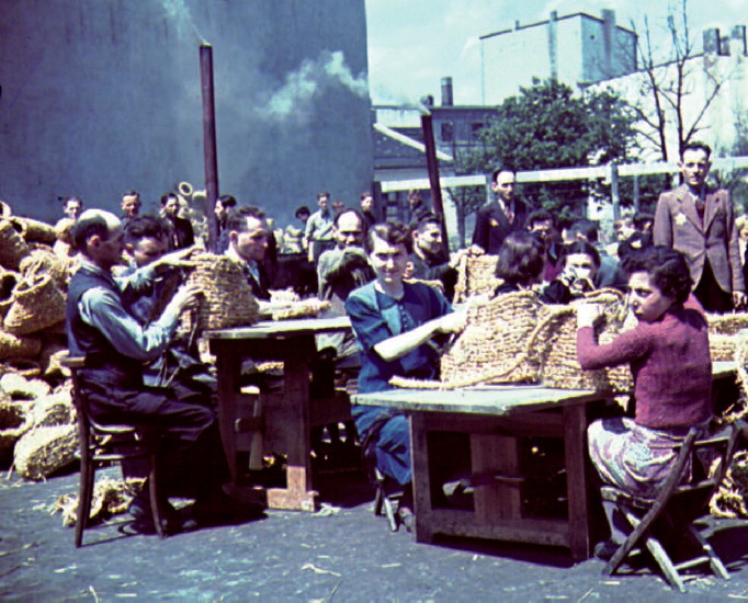 Иллюстрация к книге — Освенцим. Нацисты и &quot;окончательное решение еврейского вопроса&quot; [i_010.jpg]