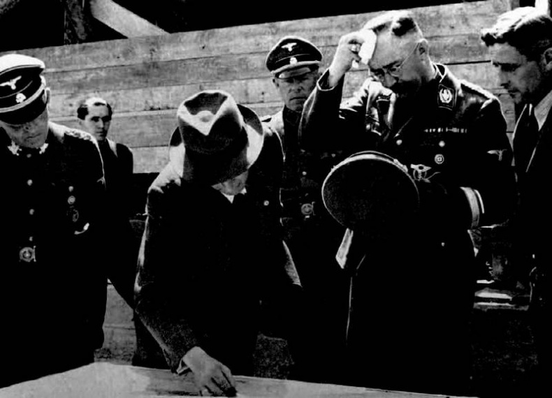 Иллюстрация к книге — Освенцим. Нацисты и &quot;окончательное решение еврейского вопроса&quot; [i_012.jpg]