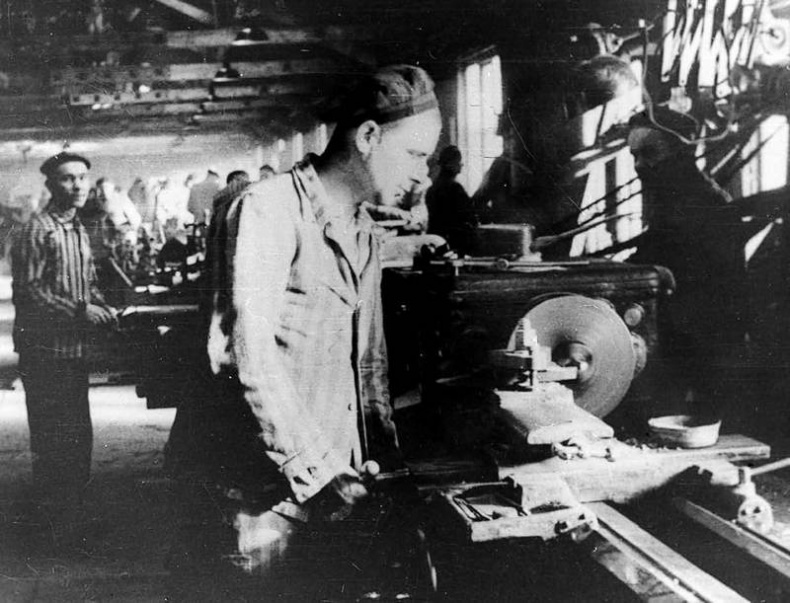 Иллюстрация к книге — Освенцим. Нацисты и &quot;окончательное решение еврейского вопроса&quot; [i_014.jpg]