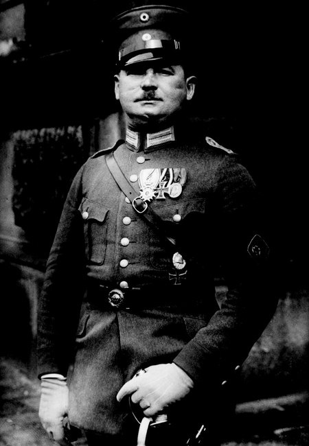 Иллюстрация к книге — Темная харизма Адольфа Гитлера. Ведущий миллионы в пропасть [i_004.jpg]