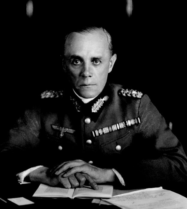 Иллюстрация к книге — Темная харизма Адольфа Гитлера. Ведущий миллионы в пропасть [i_015.jpg]