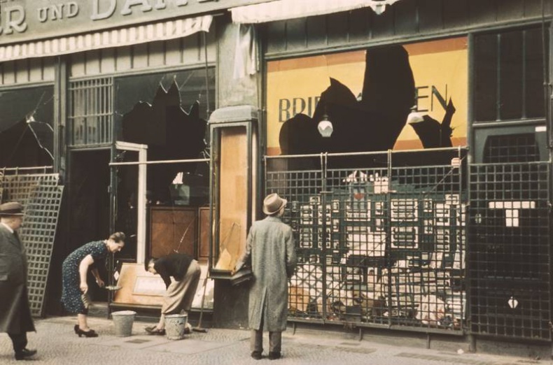 Иллюстрация к книге — Темная харизма Адольфа Гитлера. Ведущий миллионы в пропасть [i_018.jpg]