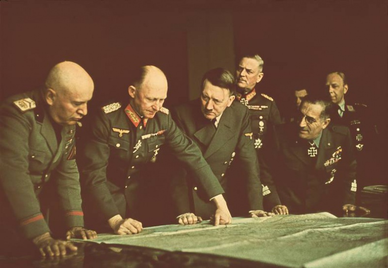 Иллюстрация к книге — Темная харизма Адольфа Гитлера. Ведущий миллионы в пропасть [i_024.jpg]