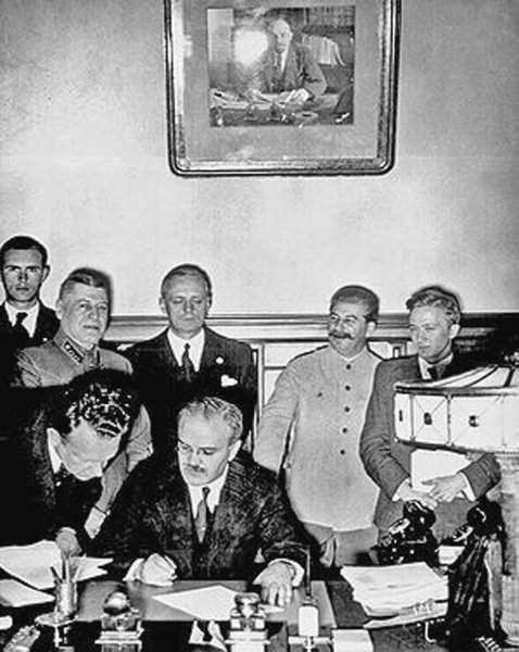 Иллюстрация к книге — Как Черчилль развязал Вторую Мировую. Главный виновник войны [i_025.jpg]