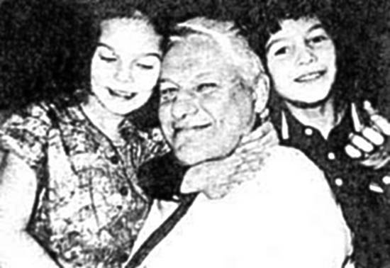 Иллюстрация к книге — Госбесы. Кровавая гэбня и &quot;живой труп&quot; [i_034.jpg]