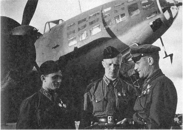 Иллюстрация к книге — Большое небо дальней авиации. Советские дальние бомбардировщики в Великой Отечественной войне. 1941-1945 [i_021.jpg]