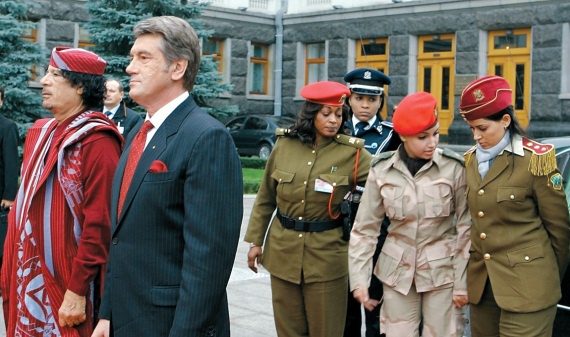 Иллюстрация к книге — Каддафи. &quot;Бешеный пес&quot; или Народный благодетель? [i_012.jpg]