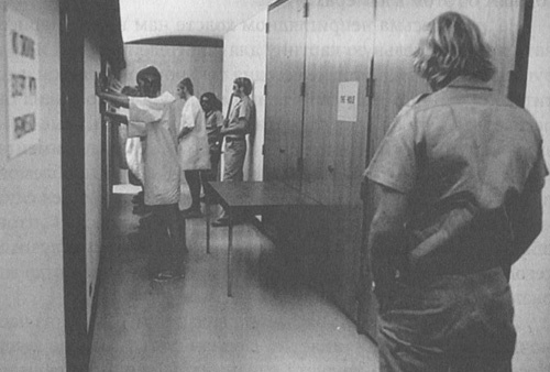 Иллюстрация к книге — Эффект Люцифера. Почему хорошие люди превращаются в злодеев [i_006.jpg]