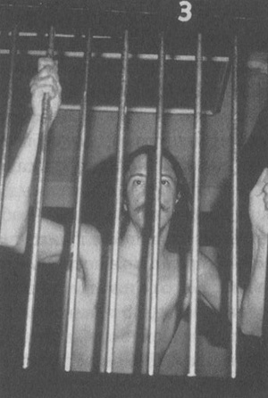 Иллюстрация к книге — Эффект Люцифера. Почему хорошие люди превращаются в злодеев [i_009.jpg]