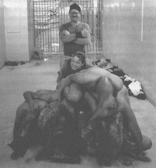 Иллюстрация к книге — Эффект Люцифера. Почему хорошие люди превращаются в злодеев [i_014.jpg]