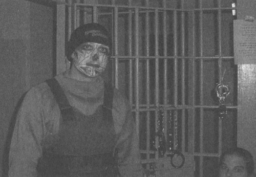 Иллюстрация к книге — Эффект Люцифера. Почему хорошие люди превращаются в злодеев [i_019.jpg]