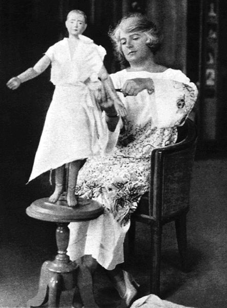 Иллюстрация к книге — Аббатство Даунтон. История гордости и предубеждений [binder1.pdfadobeacrobatpro_page_129_image_0001.jpg]