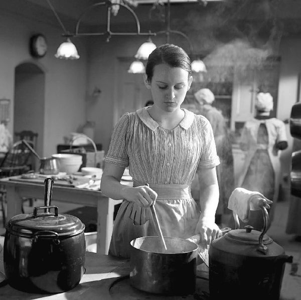 Иллюстрация к книге — Аббатство Даунтон. История гордости и предубеждений [binder1.pdfadobeacrobatpro_page_179_image_0001.jpg]