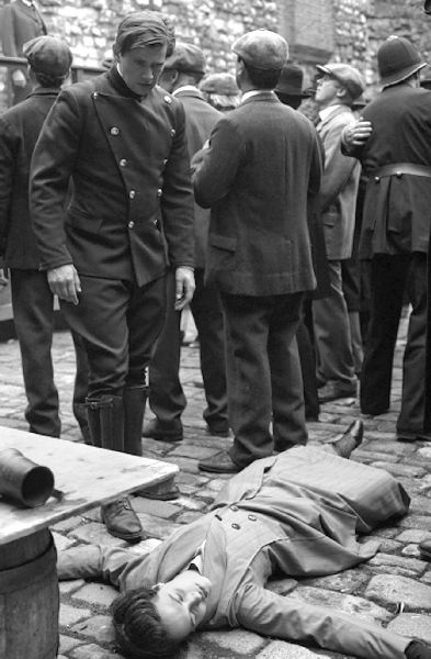 Иллюстрация к книге — Аббатство Даунтон. История гордости и предубеждений [binder1.pdfadobeacrobatpro_page_187_image_0001.jpg]