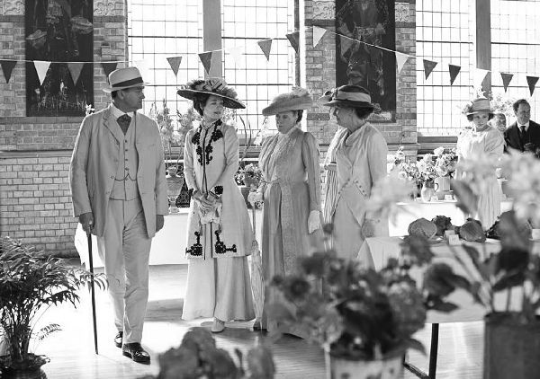 Иллюстрация к книге — Аббатство Даунтон. История гордости и предубеждений [binder1.pdfadobeacrobatpro_page_217_image_0001.jpg]