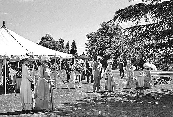 Иллюстрация к книге — Аббатство Даунтон. История гордости и предубеждений [binder1.pdfadobeacrobatpro_page_219_image_0001.jpg]