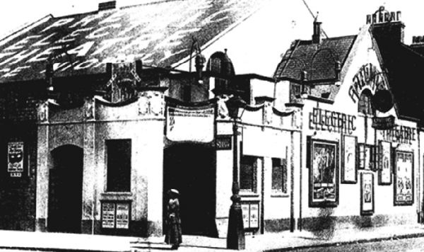 Иллюстрация к книге — Аббатство Даунтон. История гордости и предубеждений [binder1.pdfadobeacrobatpro_page_235_image_0001.jpg]