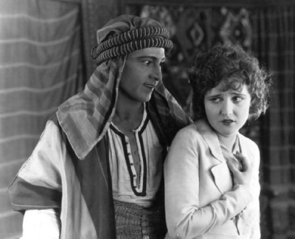 Иллюстрация к книге — Аббатство Даунтон. История гордости и предубеждений [binder1.pdfadobeacrobatpro_page_237_image_0001.jpg]